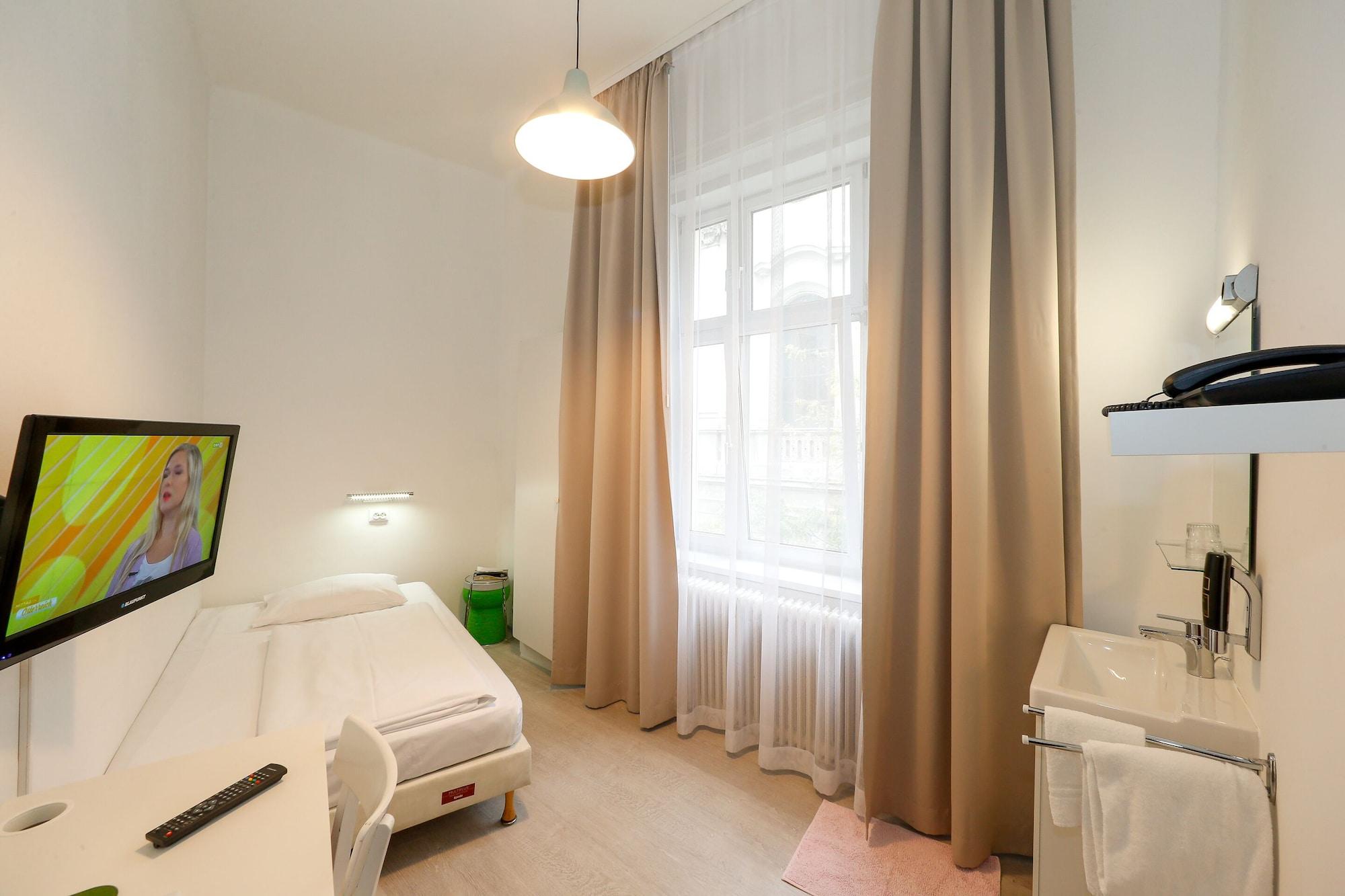 Timeout City Hotel, 5 Min To City Center, Self Check In Виена Екстериор снимка