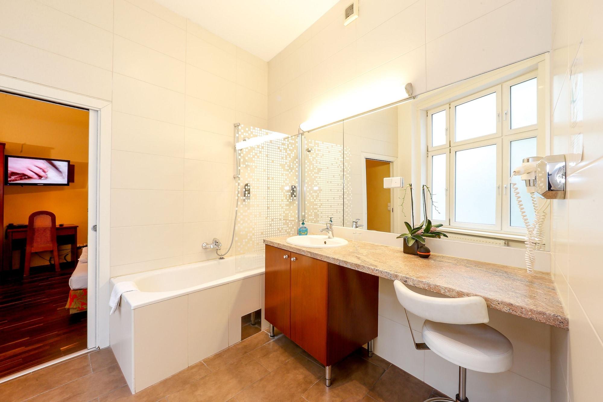 Timeout City Hotel, 5 Min To City Center, Self Check In Виена Екстериор снимка