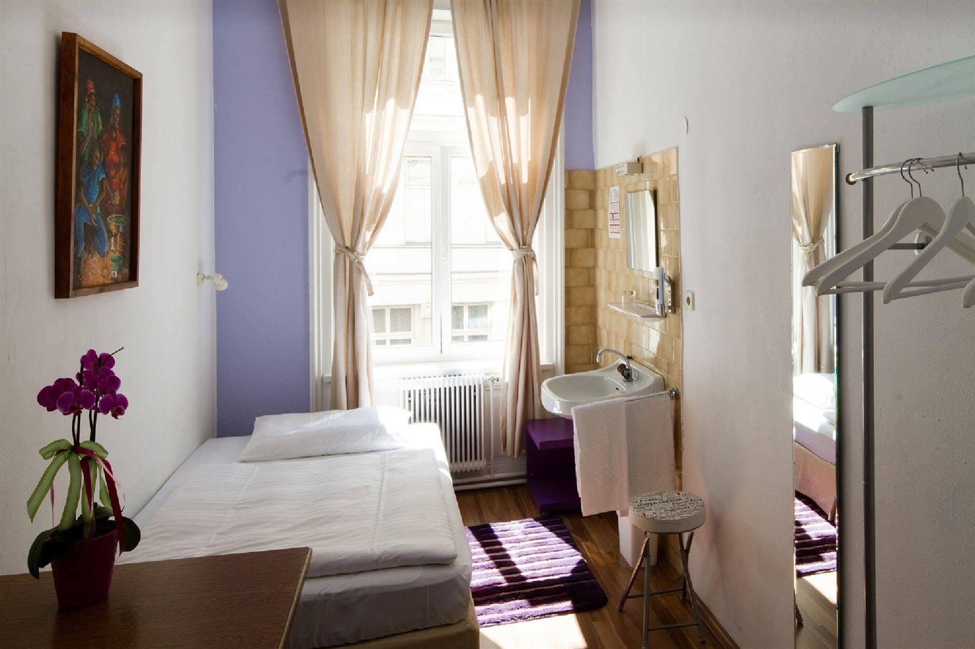 Timeout City Hotel, 5 Min To City Center, Self Check In Виена Екстериор снимка